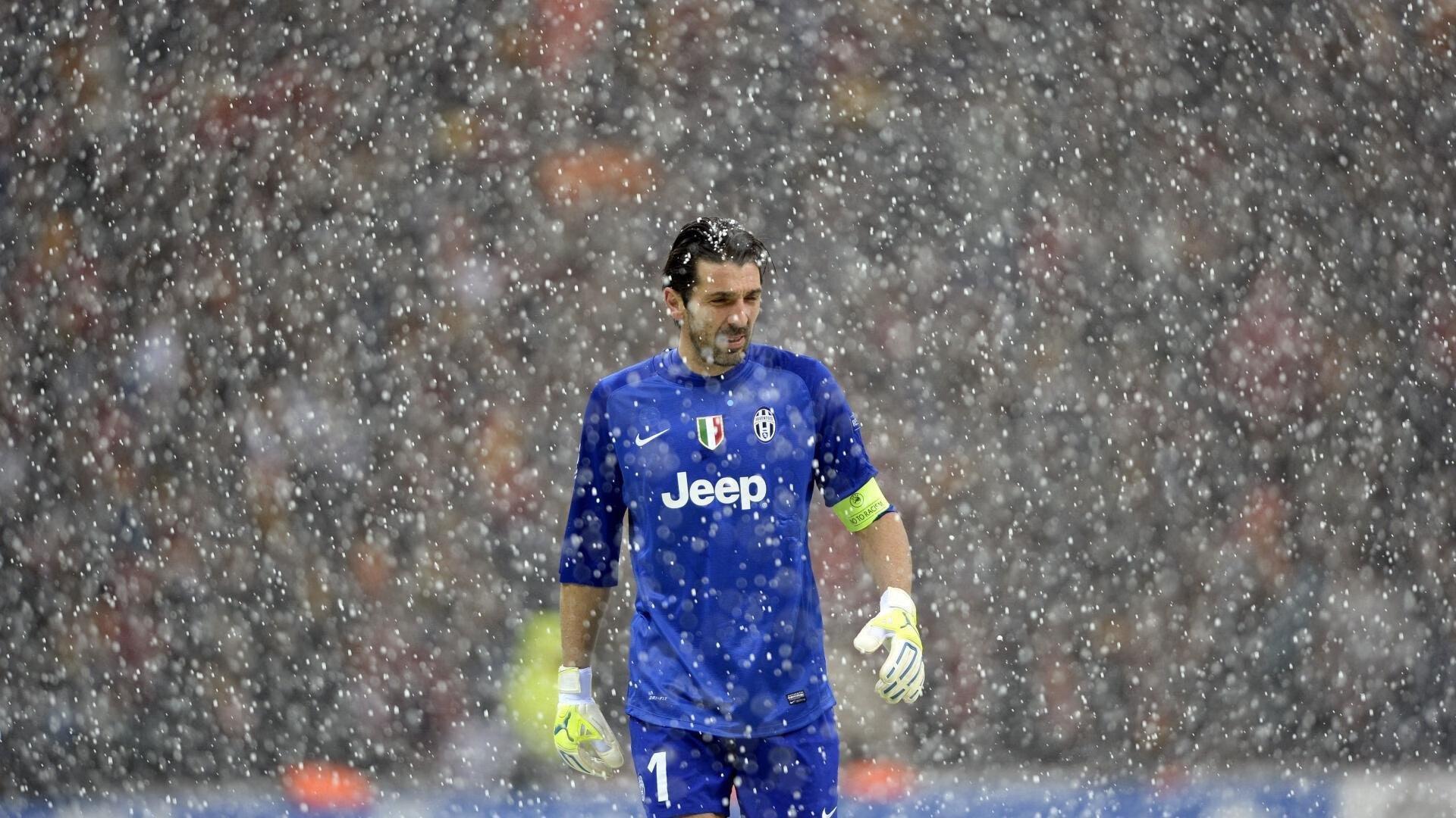 C罗缔造足坛新传奇,1300场生涯里程碑献956球306助